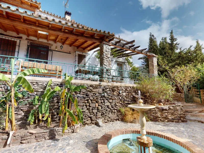 A property with charm, soul and tradition, surrounded by nature on all four sides and with panoramic views to the southwest, the valley and the surrounding mountains. It consists of two floors. The current owner built it to his liking in 1996, with top qu