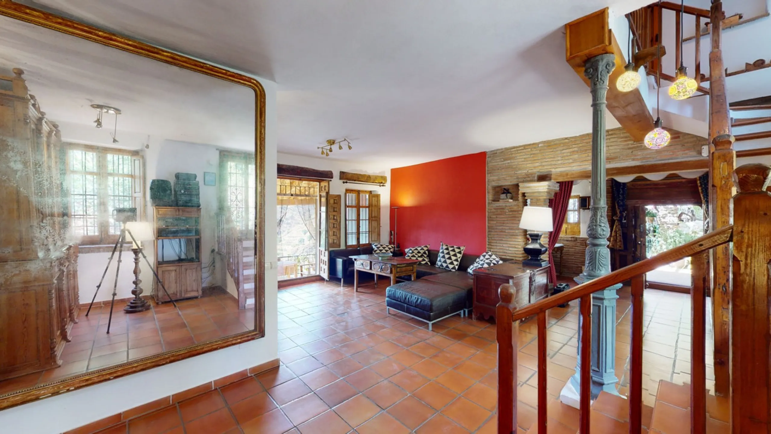 A property with charm, soul and tradition, surrounded by nature on all four sides and with panoramic views to the southwest, the valley and the surrounding mountains. It consists of two floors. The current owner built it to his liking in 1996, with top qu