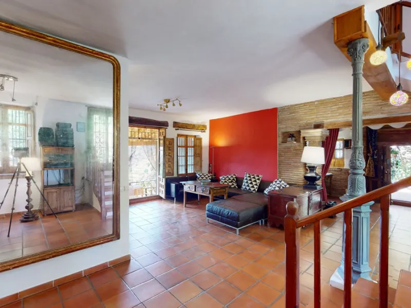 A property with charm, soul and tradition, surrounded by nature on all four sides and with panoramic views to the southwest, the valley and the surrounding mountains. It consists of two floors. The current owner built it to his liking in 1996, with top qu