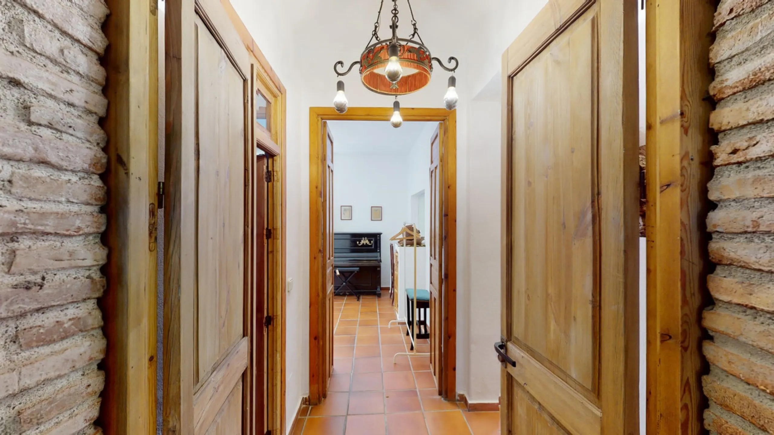 A property with charm, soul and tradition, surrounded by nature on all four sides and with panoramic views to the southwest, the valley and the surrounding mountains. It consists of two floors. The current owner built it to his liking in 1996, with top qu