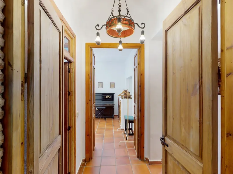 A property with charm, soul and tradition, surrounded by nature on all four sides and with panoramic views to the southwest, the valley and the surrounding mountains. It consists of two floors. The current owner built it to his liking in 1996, with top qu
