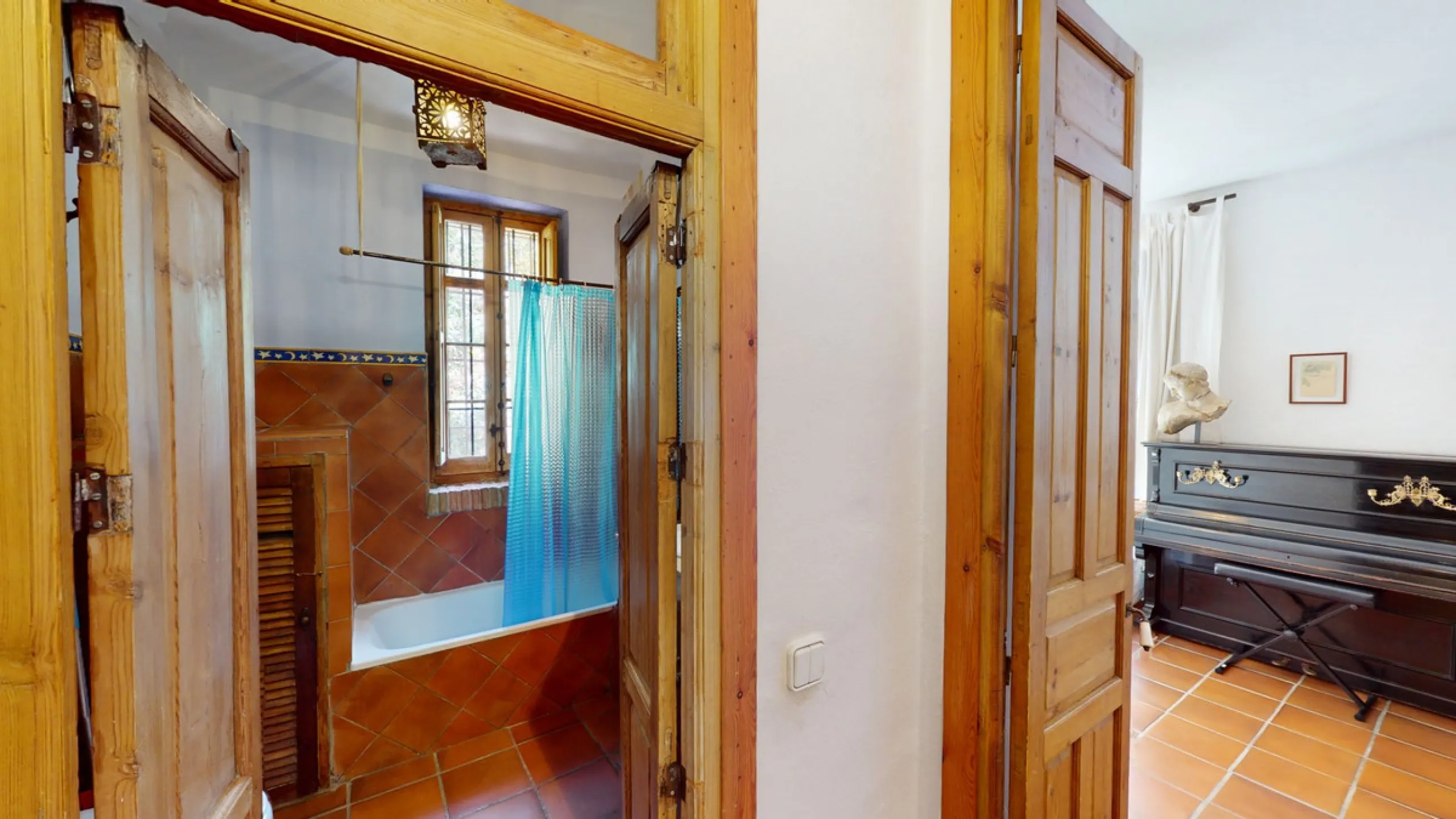 A property with charm, soul and tradition, surrounded by nature on all four sides and with panoramic views to the southwest, the valley and the surrounding mountains. It consists of two floors. The current owner built it to his liking in 1996, with top qu
