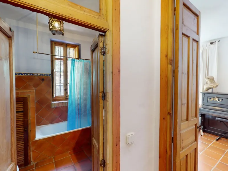 A property with charm, soul and tradition, surrounded by nature on all four sides and with panoramic views to the southwest, the valley and the surrounding mountains. It consists of two floors. The current owner built it to his liking in 1996, with top qu