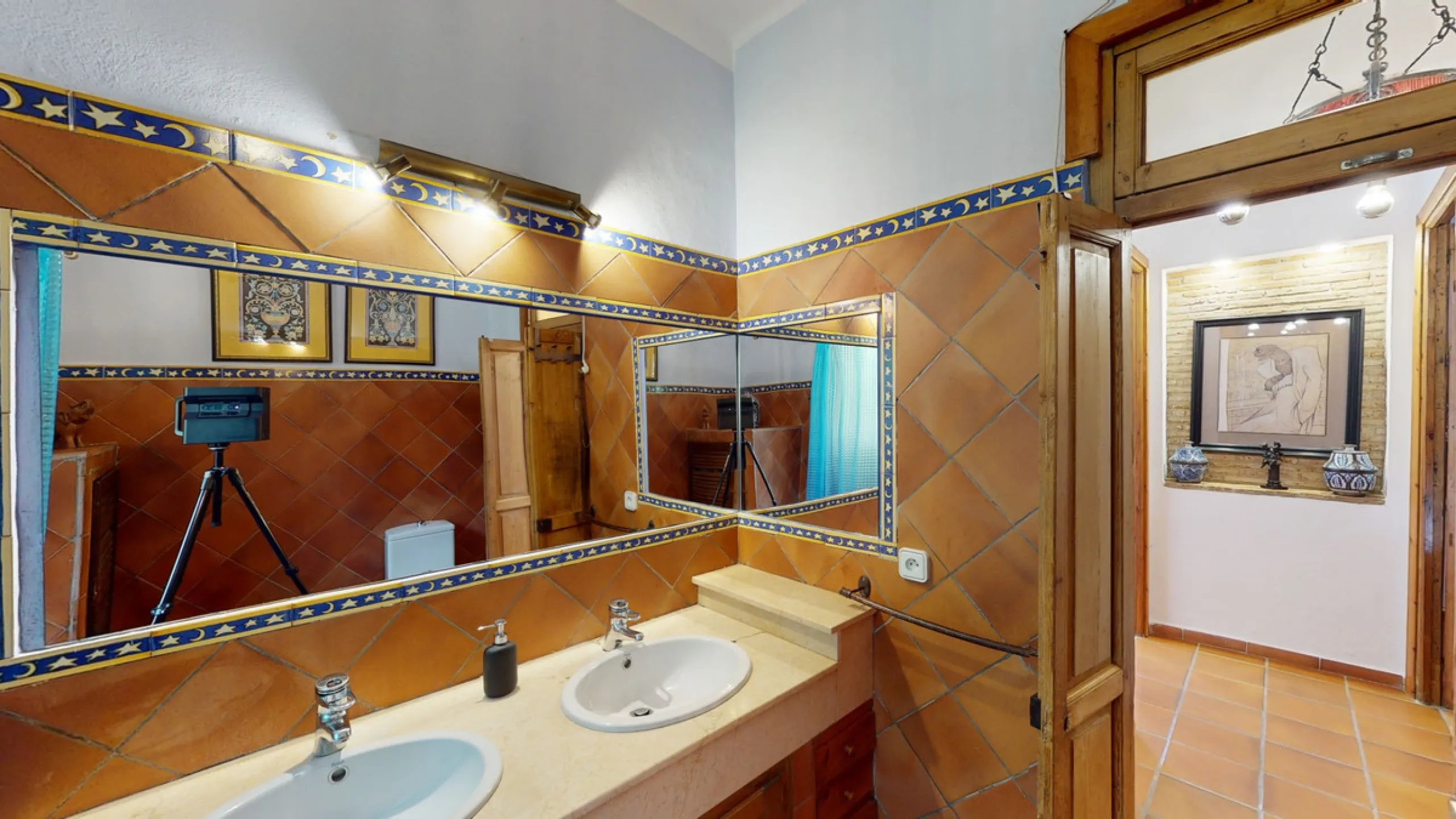 A property with charm, soul and tradition, surrounded by nature on all four sides and with panoramic views to the southwest, the valley and the surrounding mountains. It consists of two floors. The current owner built it to his liking in 1996, with top qu
