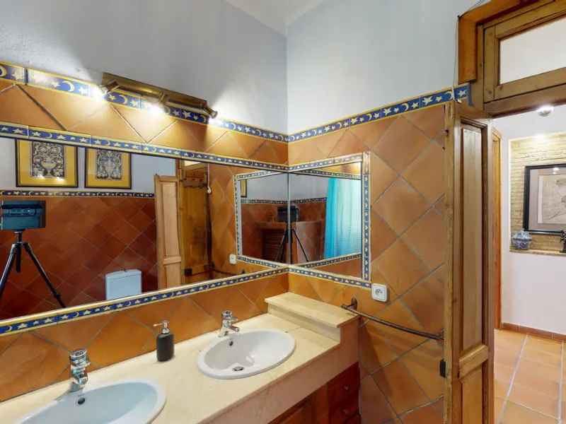 A property with charm, soul and tradition, surrounded by nature on all four sides and with panoramic views to the southwest, the valley and the surrounding mountains. It consists of two floors. The current owner built it to his liking in 1996, with top qu