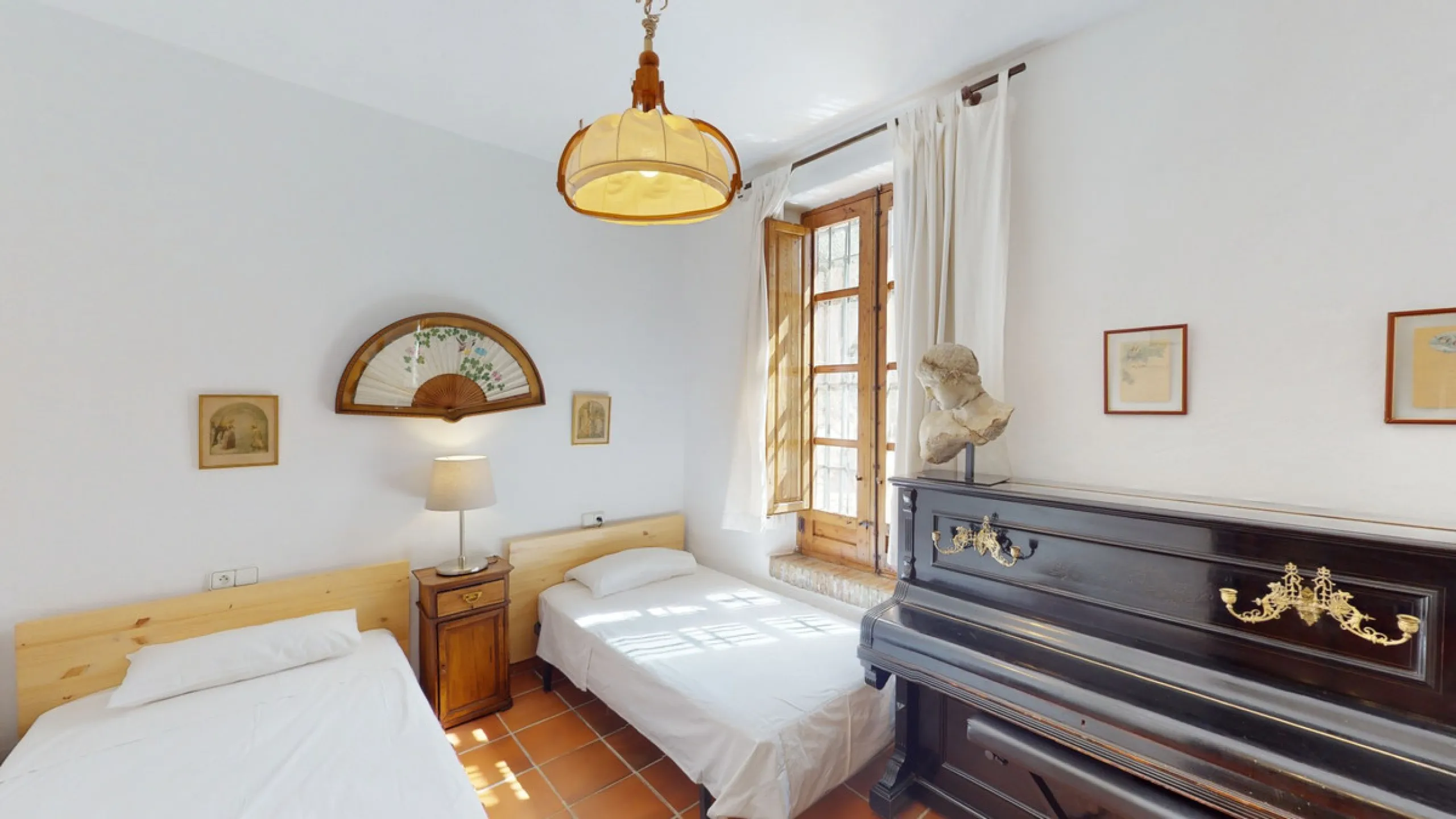 A property with charm, soul and tradition, surrounded by nature on all four sides and with panoramic views to the southwest, the valley and the surrounding mountains. It consists of two floors. The current owner built it to his liking in 1996, with top qu