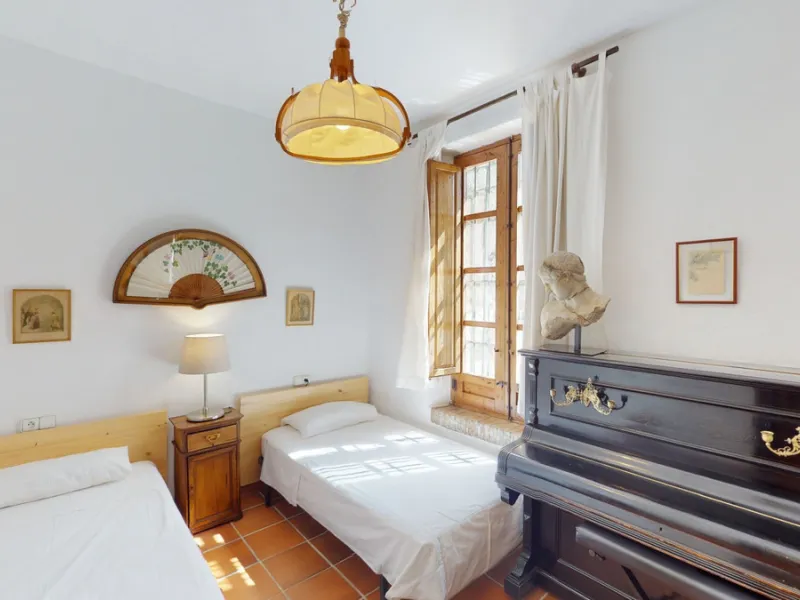 A property with charm, soul and tradition, surrounded by nature on all four sides and with panoramic views to the southwest, the valley and the surrounding mountains. It consists of two floors. The current owner built it to his liking in 1996, with top qu