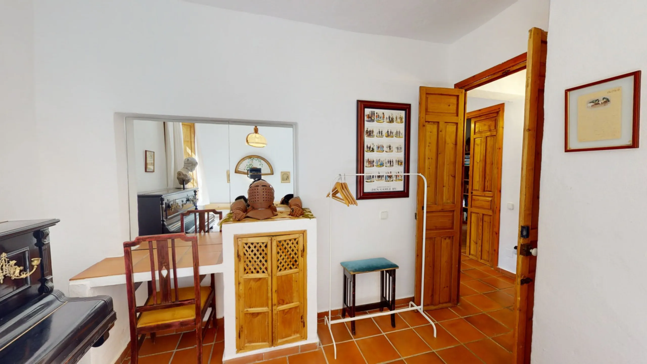 A property with charm, soul and tradition, surrounded by nature on all four sides and with panoramic views to the southwest, the valley and the surrounding mountains. It consists of two floors. The current owner built it to his liking in 1996, with top qu