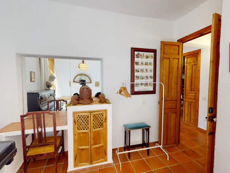 A property with charm, soul and tradition, surrounded by nature on all four sides and with panoramic views to the southwest, the valley and the surrounding mountains. It consists of two floors. The current owner built it to his liking in 1996, with top qu