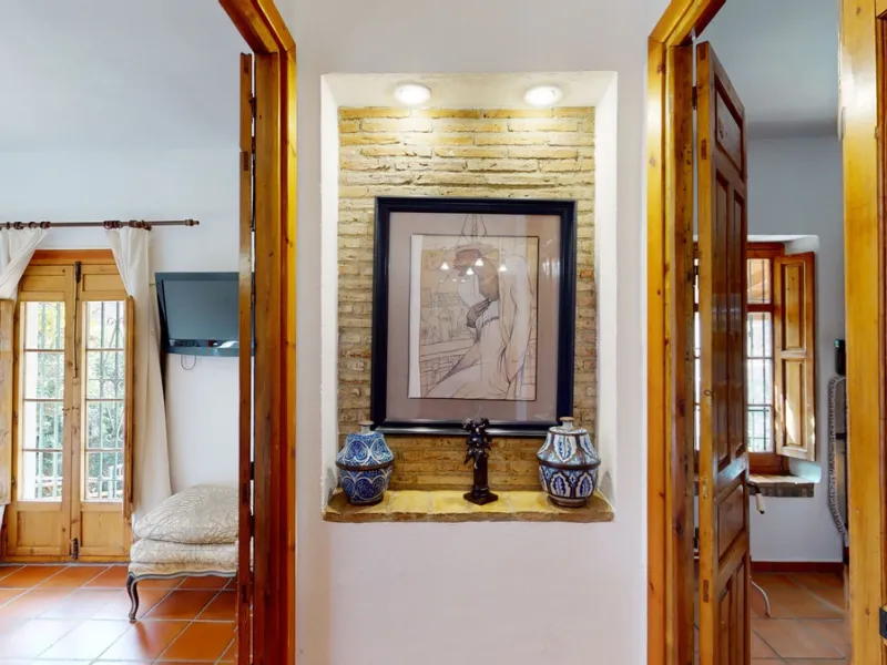 A property with charm, soul and tradition, surrounded by nature on all four sides and with panoramic views to the southwest, the valley and the surrounding mountains. It consists of two floors. The current owner built it to his liking in 1996, with top qu
