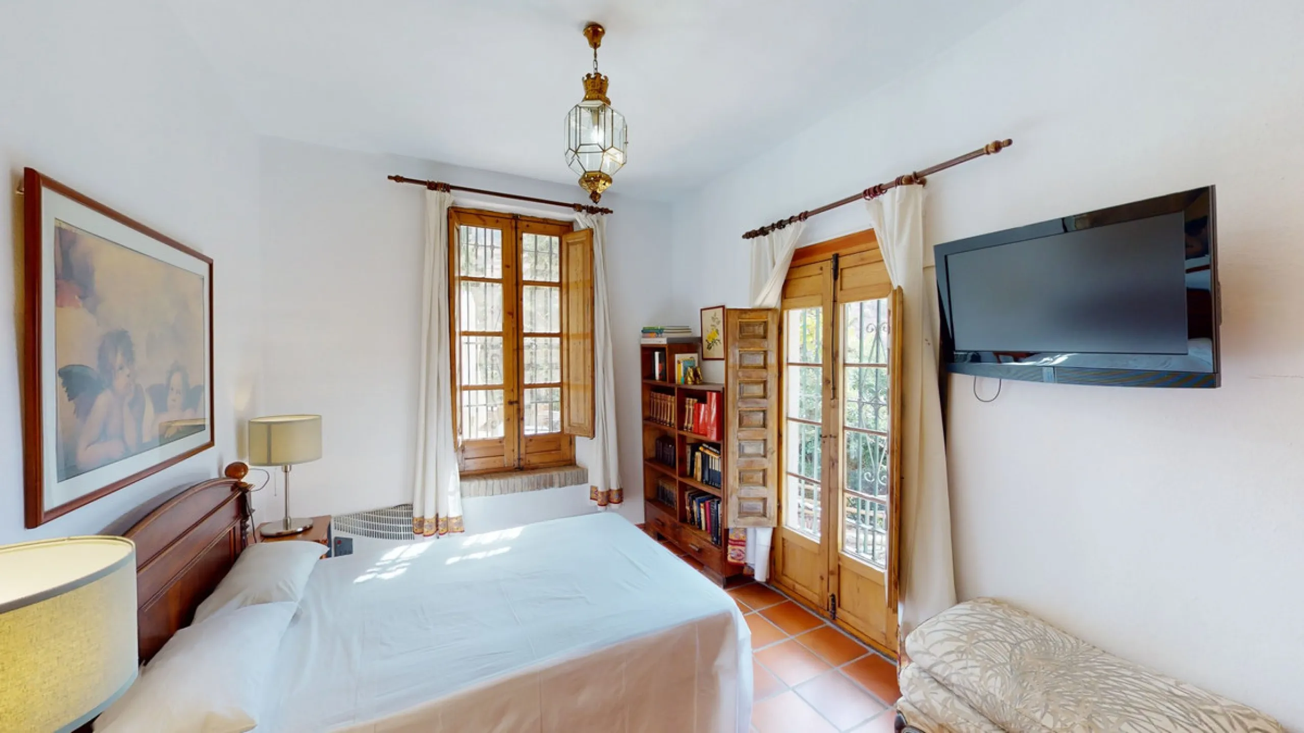 A property with charm, soul and tradition, surrounded by nature on all four sides and with panoramic views to the southwest, the valley and the surrounding mountains. It consists of two floors. The current owner built it to his liking in 1996, with top qu