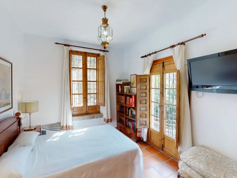 A property with charm, soul and tradition, surrounded by nature on all four sides and with panoramic views to the southwest, the valley and the surrounding mountains. It consists of two floors. The current owner built it to his liking in 1996, with top qu