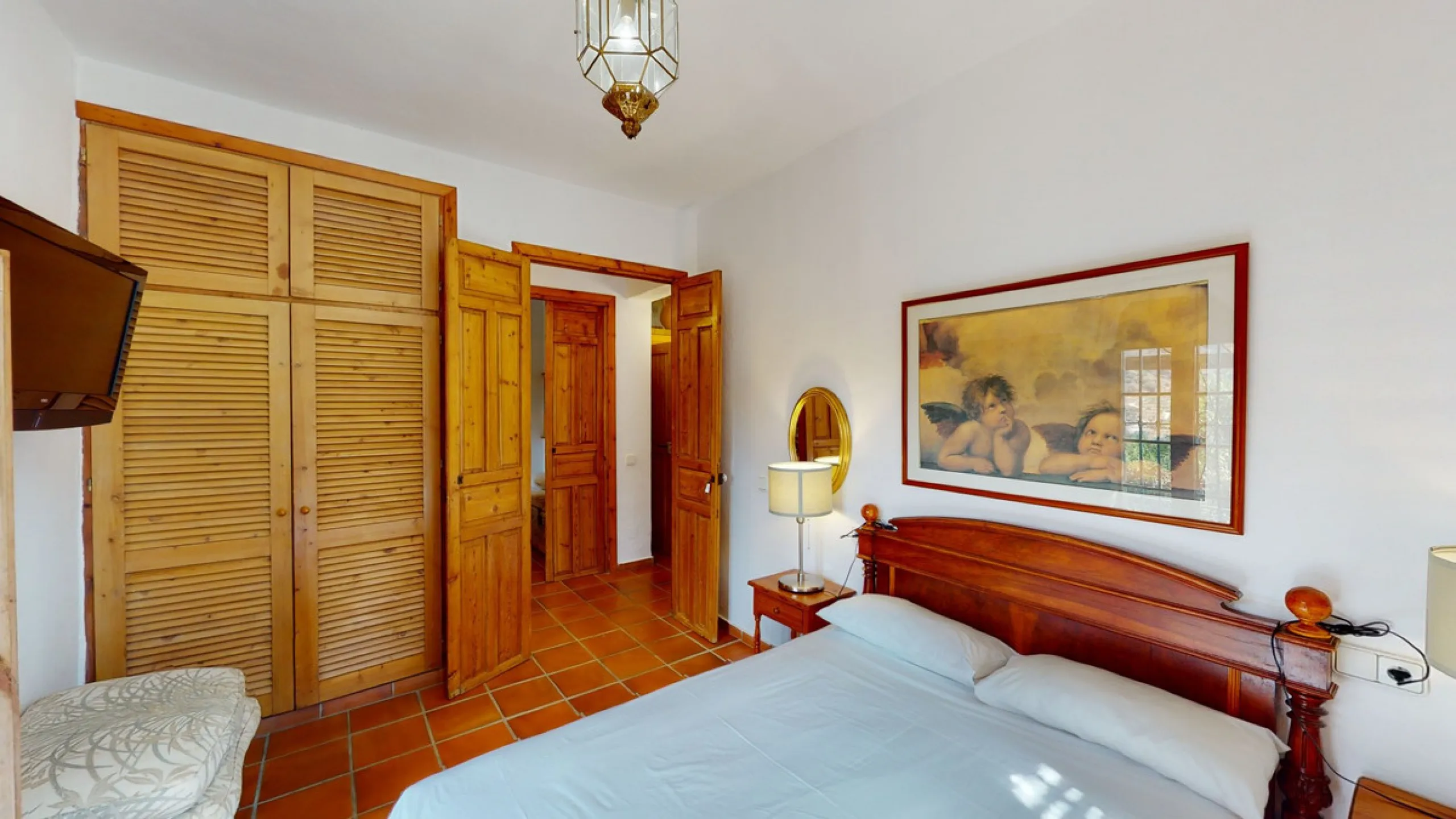 A property with charm, soul and tradition, surrounded by nature on all four sides and with panoramic views to the southwest, the valley and the surrounding mountains. It consists of two floors. The current owner built it to his liking in 1996, with top qu