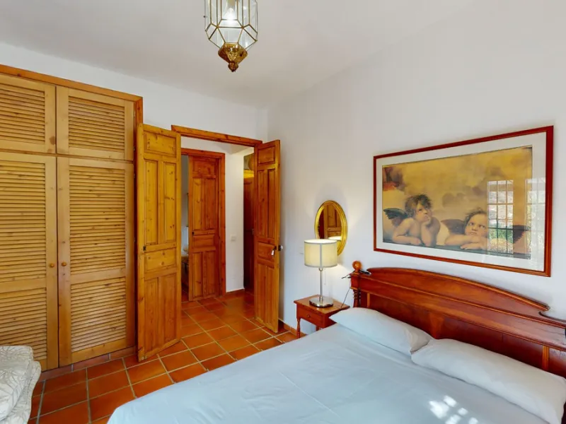 A property with charm, soul and tradition, surrounded by nature on all four sides and with panoramic views to the southwest, the valley and the surrounding mountains. It consists of two floors. The current owner built it to his liking in 1996, with top qu