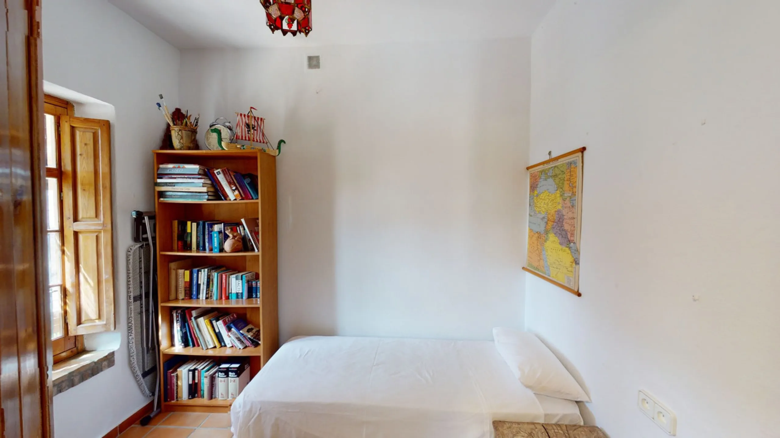 A property with charm, soul and tradition, surrounded by nature on all four sides and with panoramic views to the southwest, the valley and the surrounding mountains. It consists of two floors. The current owner built it to his liking in 1996, with top qu