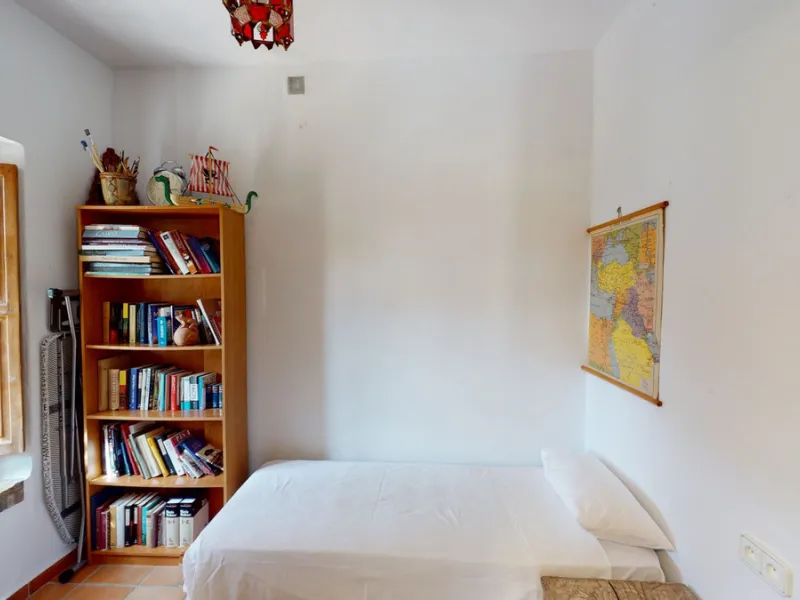 A property with charm, soul and tradition, surrounded by nature on all four sides and with panoramic views to the southwest, the valley and the surrounding mountains. It consists of two floors. The current owner built it to his liking in 1996, with top qu