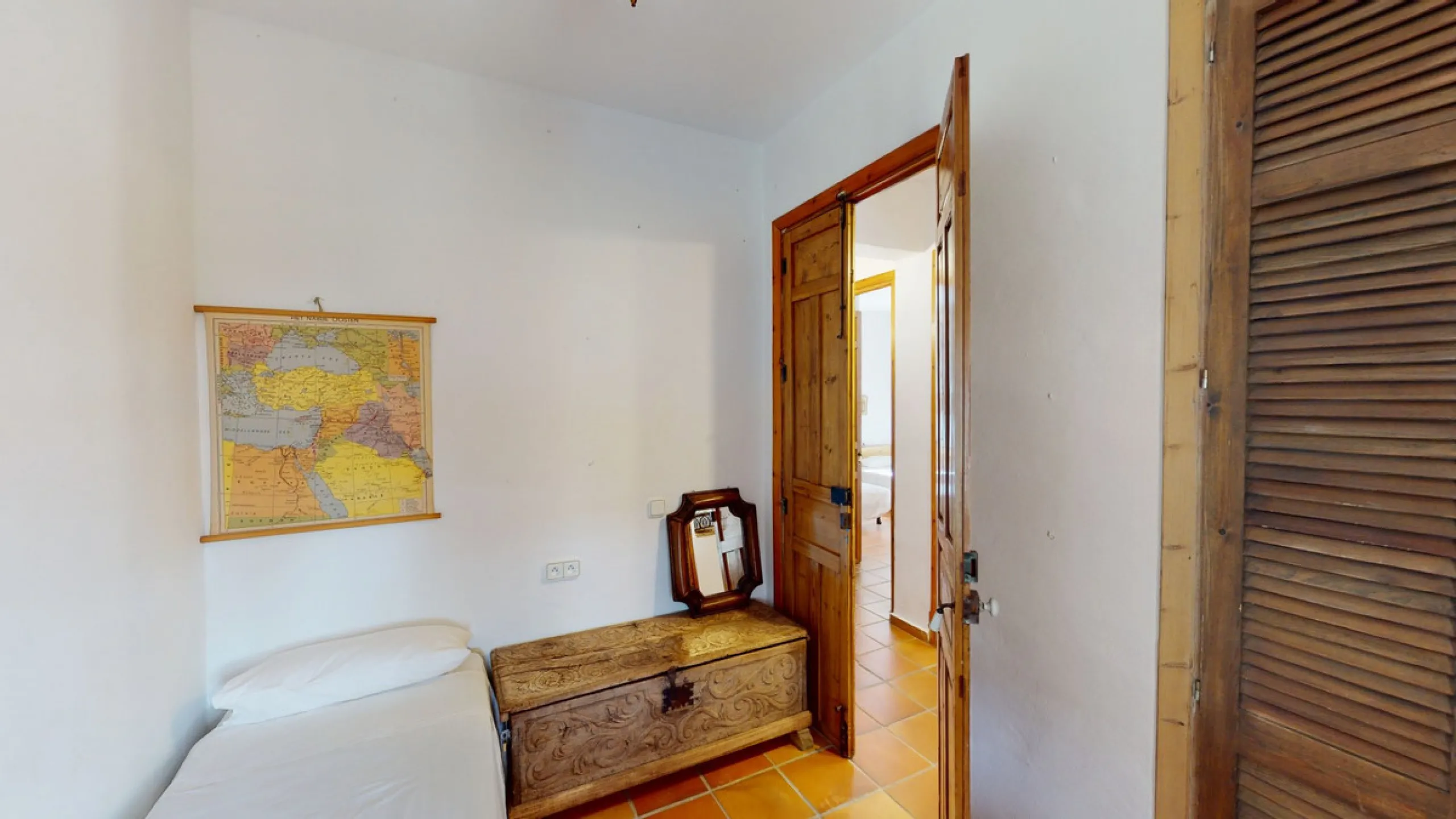 A property with charm, soul and tradition, surrounded by nature on all four sides and with panoramic views to the southwest, the valley and the surrounding mountains. It consists of two floors. The current owner built it to his liking in 1996, with top qu