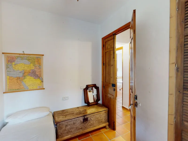 A property with charm, soul and tradition, surrounded by nature on all four sides and with panoramic views to the southwest, the valley and the surrounding mountains. It consists of two floors. The current owner built it to his liking in 1996, with top qu