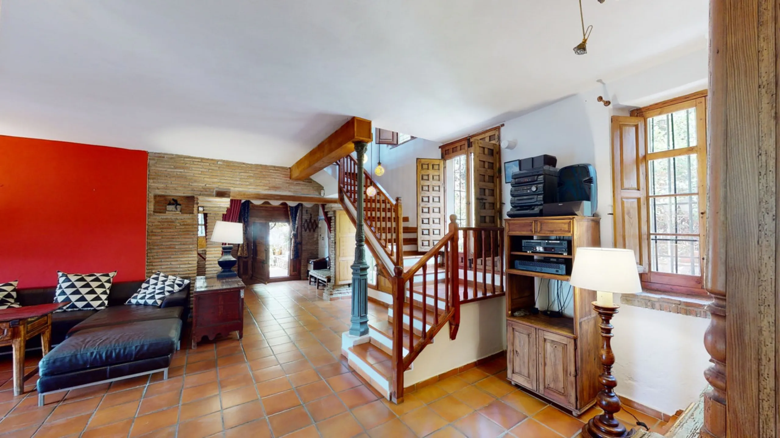 A property with charm, soul and tradition, surrounded by nature on all four sides and with panoramic views to the southwest, the valley and the surrounding mountains. It consists of two floors. The current owner built it to his liking in 1996, with top qu