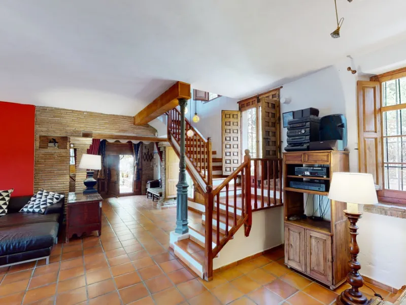 A property with charm, soul and tradition, surrounded by nature on all four sides and with panoramic views to the southwest, the valley and the surrounding mountains. It consists of two floors. The current owner built it to his liking in 1996, with top qu