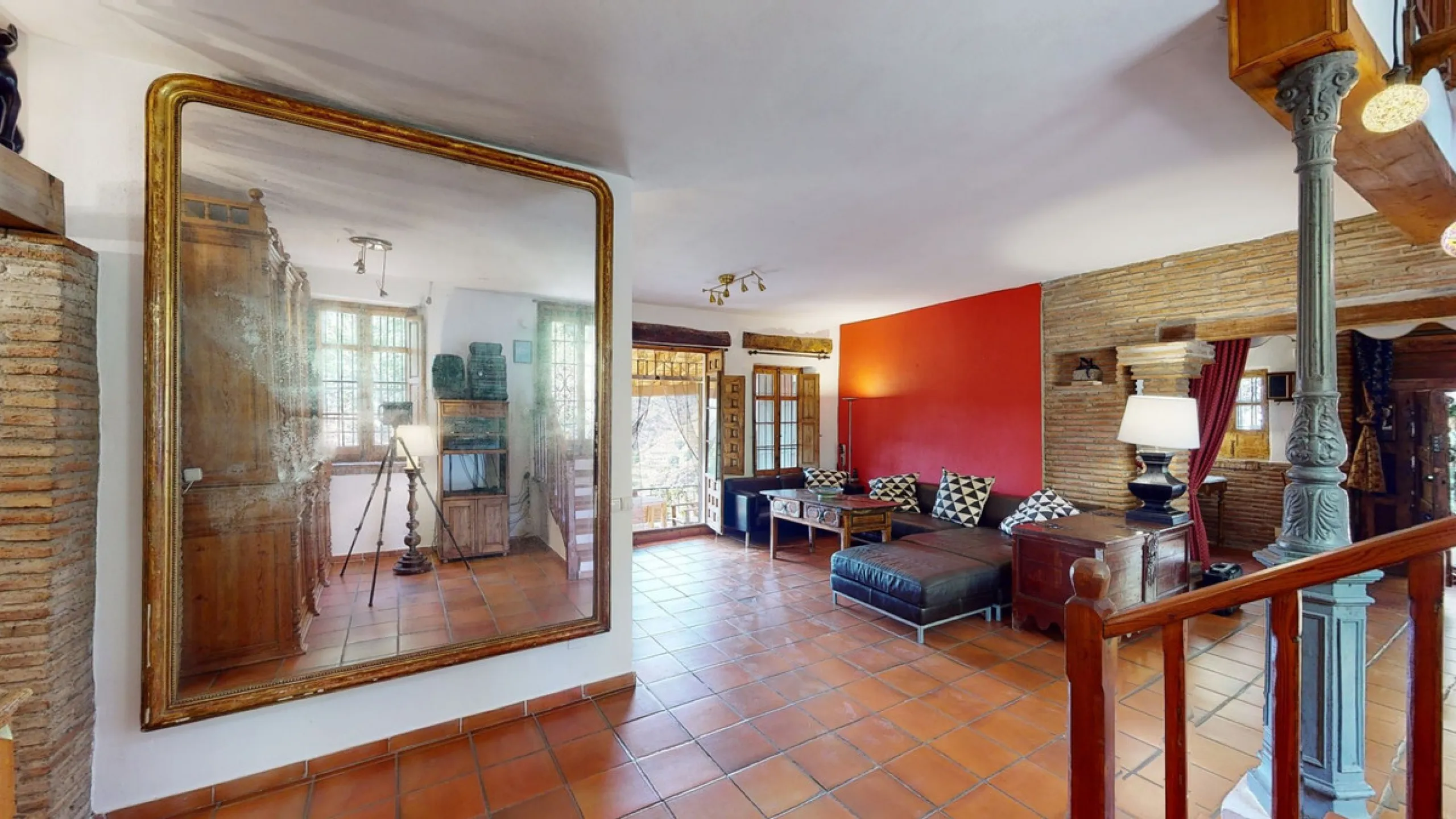 A property with charm, soul and tradition, surrounded by nature on all four sides and with panoramic views to the southwest, the valley and the surrounding mountains. It consists of two floors. The current owner built it to his liking in 1996, with top qu