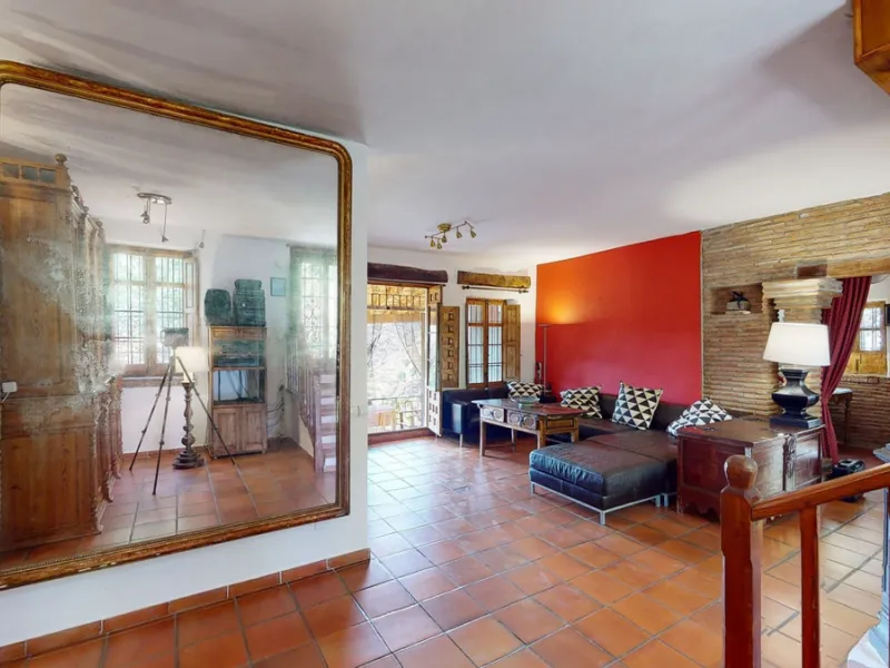 A property with charm, soul and tradition, surrounded by nature on all four sides and with panoramic views to the southwest, the valley and the surrounding mountains. It consists of two floors. The current owner built it to his liking in 1996, with top qu