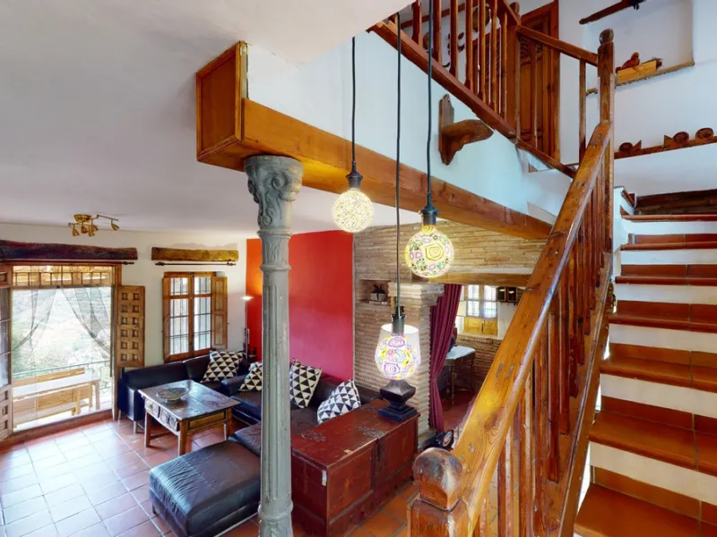 A property with charm, soul and tradition, surrounded by nature on all four sides and with panoramic views to the southwest, the valley and the surrounding mountains. It consists of two floors. The current owner built it to his liking in 1996, with top qu