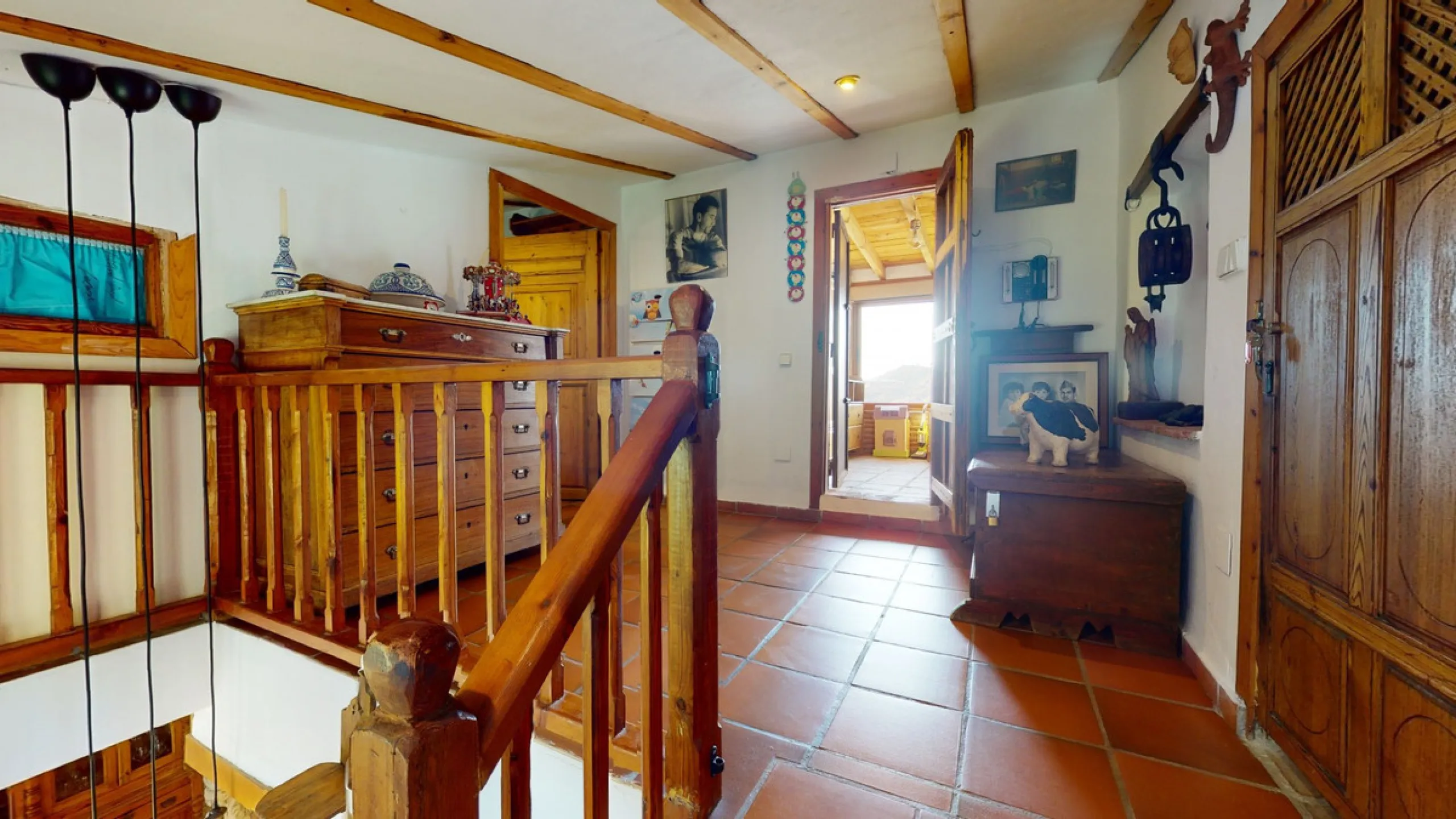 A property with charm, soul and tradition, surrounded by nature on all four sides and with panoramic views to the southwest, the valley and the surrounding mountains. It consists of two floors. The current owner built it to his liking in 1996, with top qu