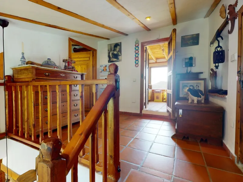 A property with charm, soul and tradition, surrounded by nature on all four sides and with panoramic views to the southwest, the valley and the surrounding mountains. It consists of two floors. The current owner built it to his liking in 1996, with top qu