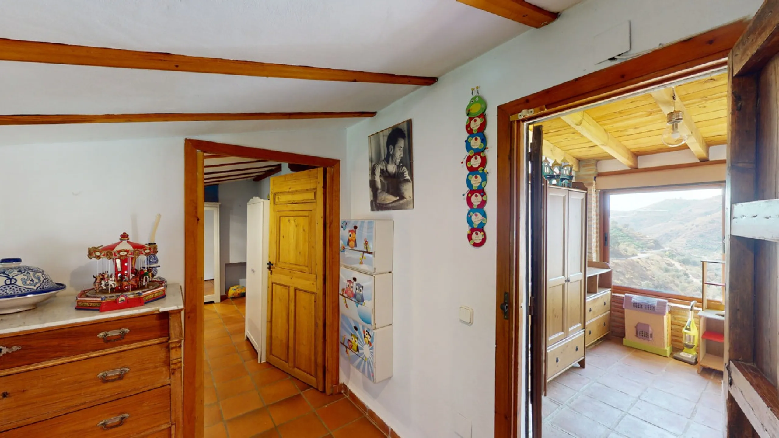 A property with charm, soul and tradition, surrounded by nature on all four sides and with panoramic views to the southwest, the valley and the surrounding mountains. It consists of two floors. The current owner built it to his liking in 1996, with top qu