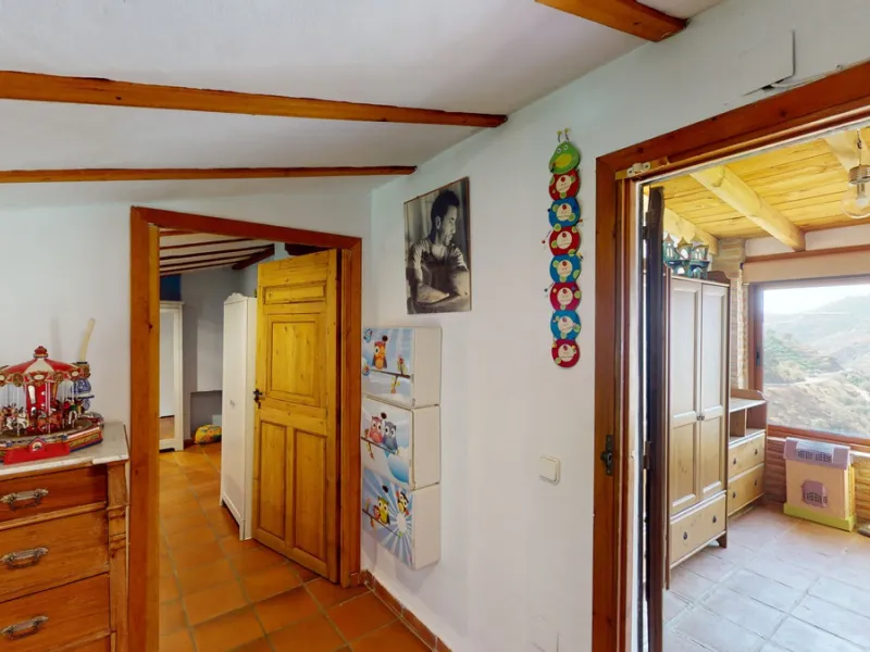 A property with charm, soul and tradition, surrounded by nature on all four sides and with panoramic views to the southwest, the valley and the surrounding mountains. It consists of two floors. The current owner built it to his liking in 1996, with top qu