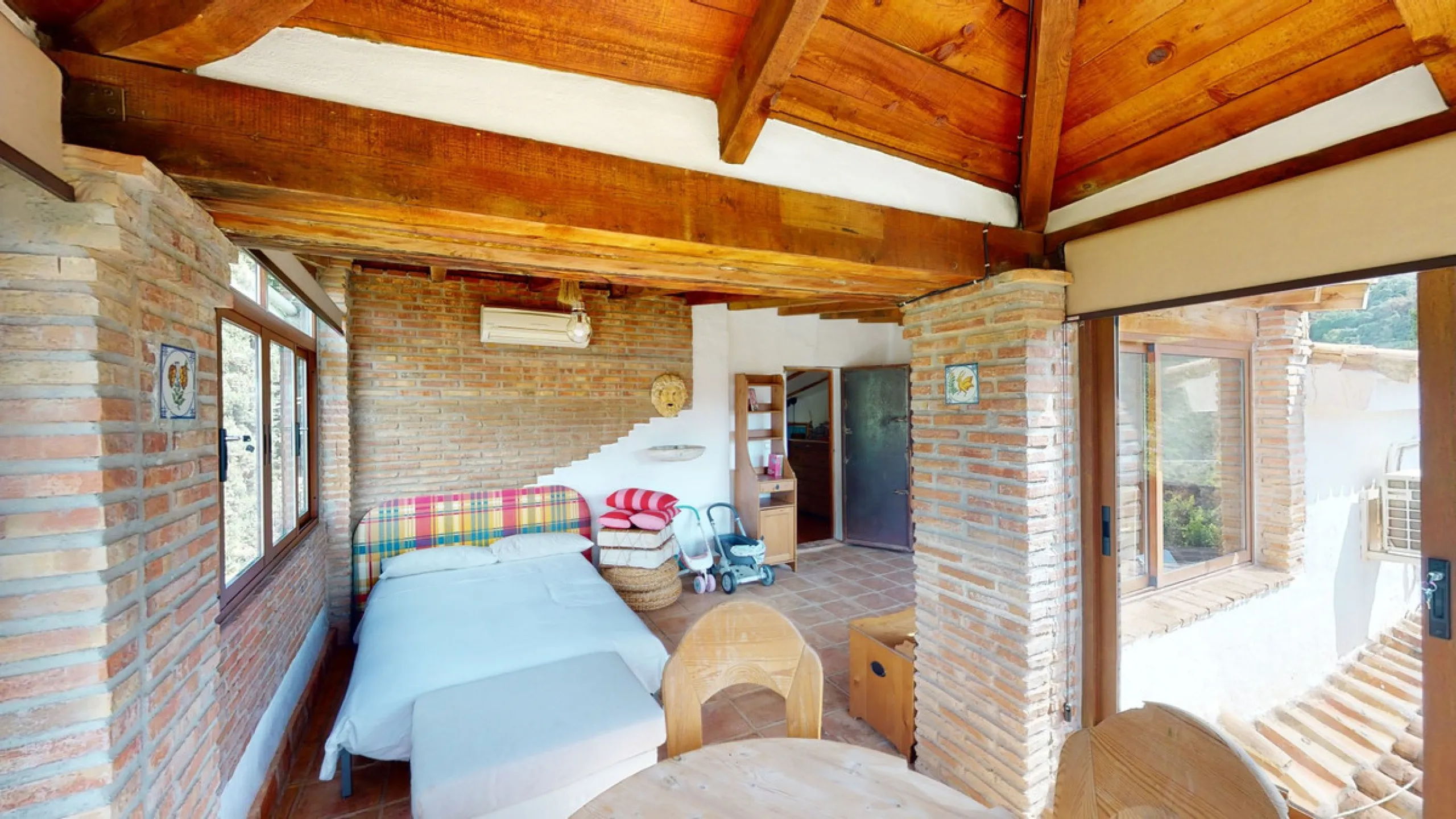 A property with charm, soul and tradition, surrounded by nature on all four sides and with panoramic views to the southwest, the valley and the surrounding mountains. It consists of two floors. The current owner built it to his liking in 1996, with top qu