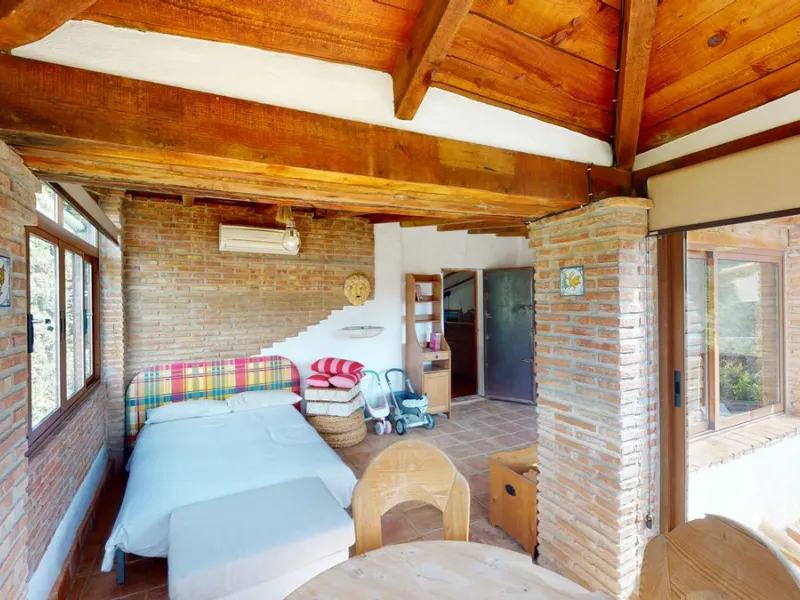 A property with charm, soul and tradition, surrounded by nature on all four sides and with panoramic views to the southwest, the valley and the surrounding mountains. It consists of two floors. The current owner built it to his liking in 1996, with top qu