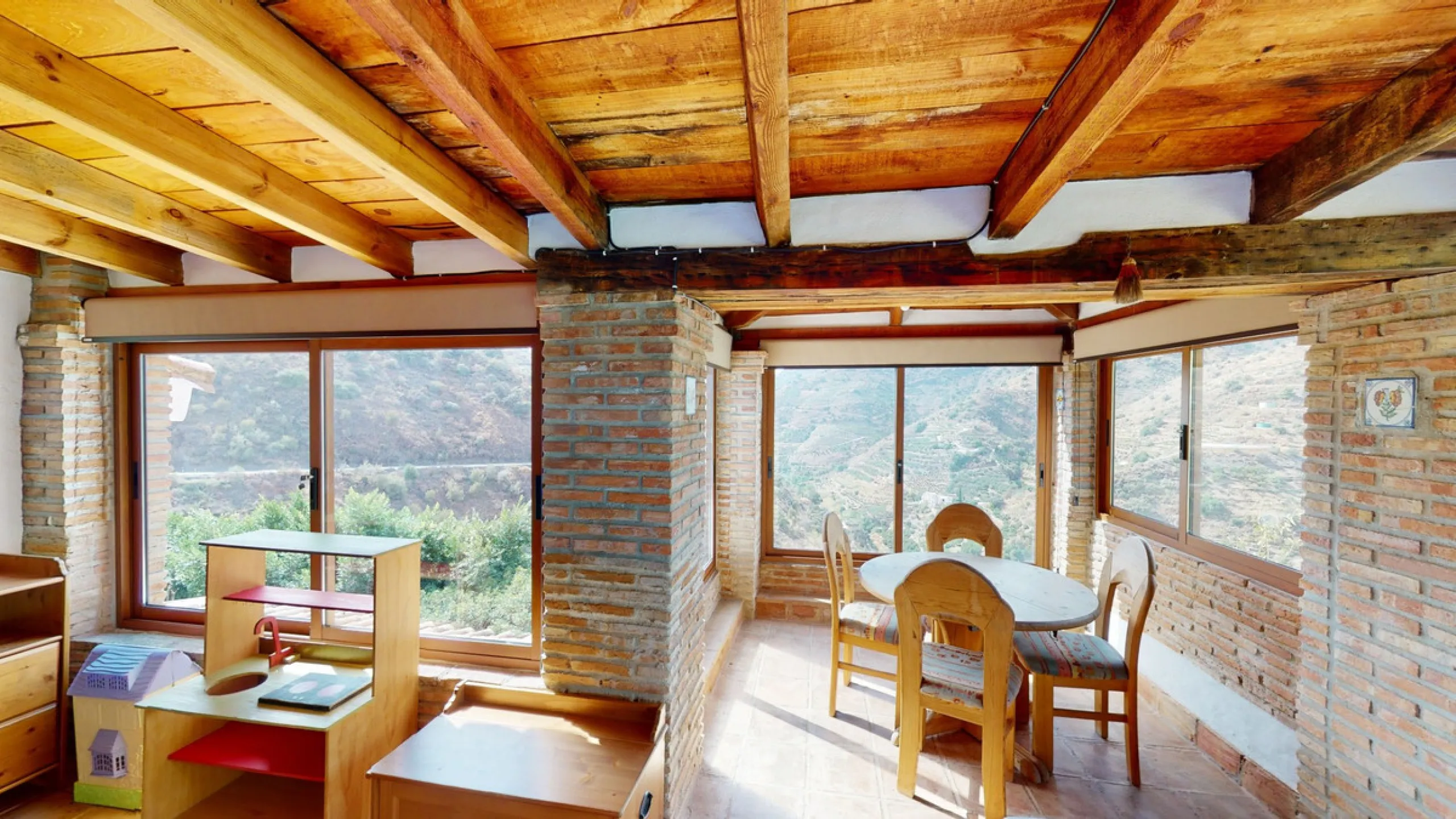 A property with charm, soul and tradition, surrounded by nature on all four sides and with panoramic views to the southwest, the valley and the surrounding mountains. It consists of two floors. The current owner built it to his liking in 1996, with top qu