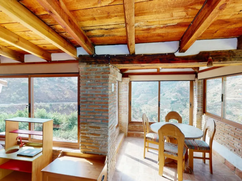 A property with charm, soul and tradition, surrounded by nature on all four sides and with panoramic views to the southwest, the valley and the surrounding mountains. It consists of two floors. The current owner built it to his liking in 1996, with top qu