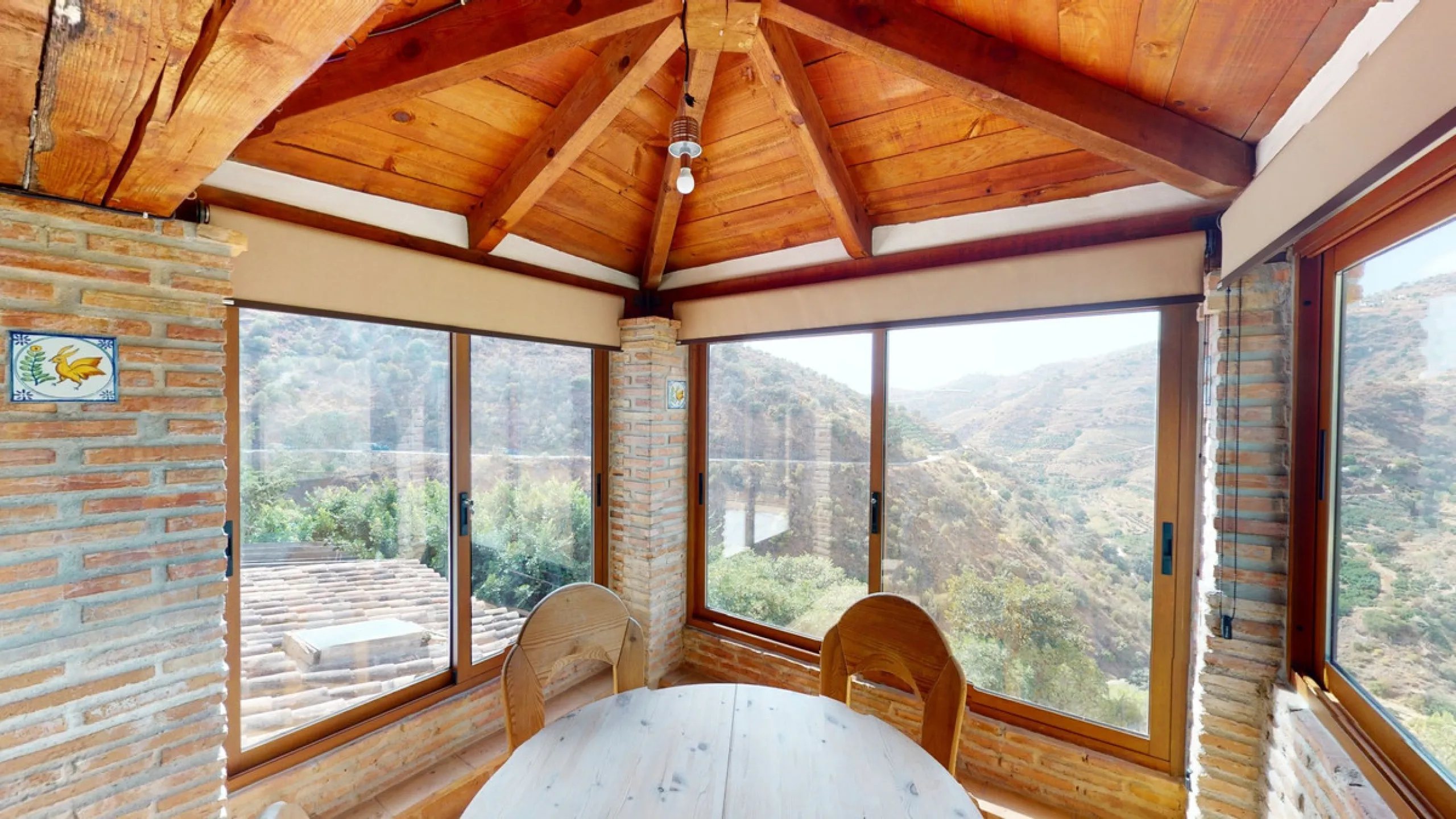 A property with charm, soul and tradition, surrounded by nature on all four sides and with panoramic views to the southwest, the valley and the surrounding mountains. It consists of two floors. The current owner built it to his liking in 1996, with top qu