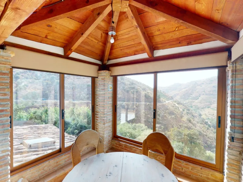 A property with charm, soul and tradition, surrounded by nature on all four sides and with panoramic views to the southwest, the valley and the surrounding mountains. It consists of two floors. The current owner built it to his liking in 1996, with top qu