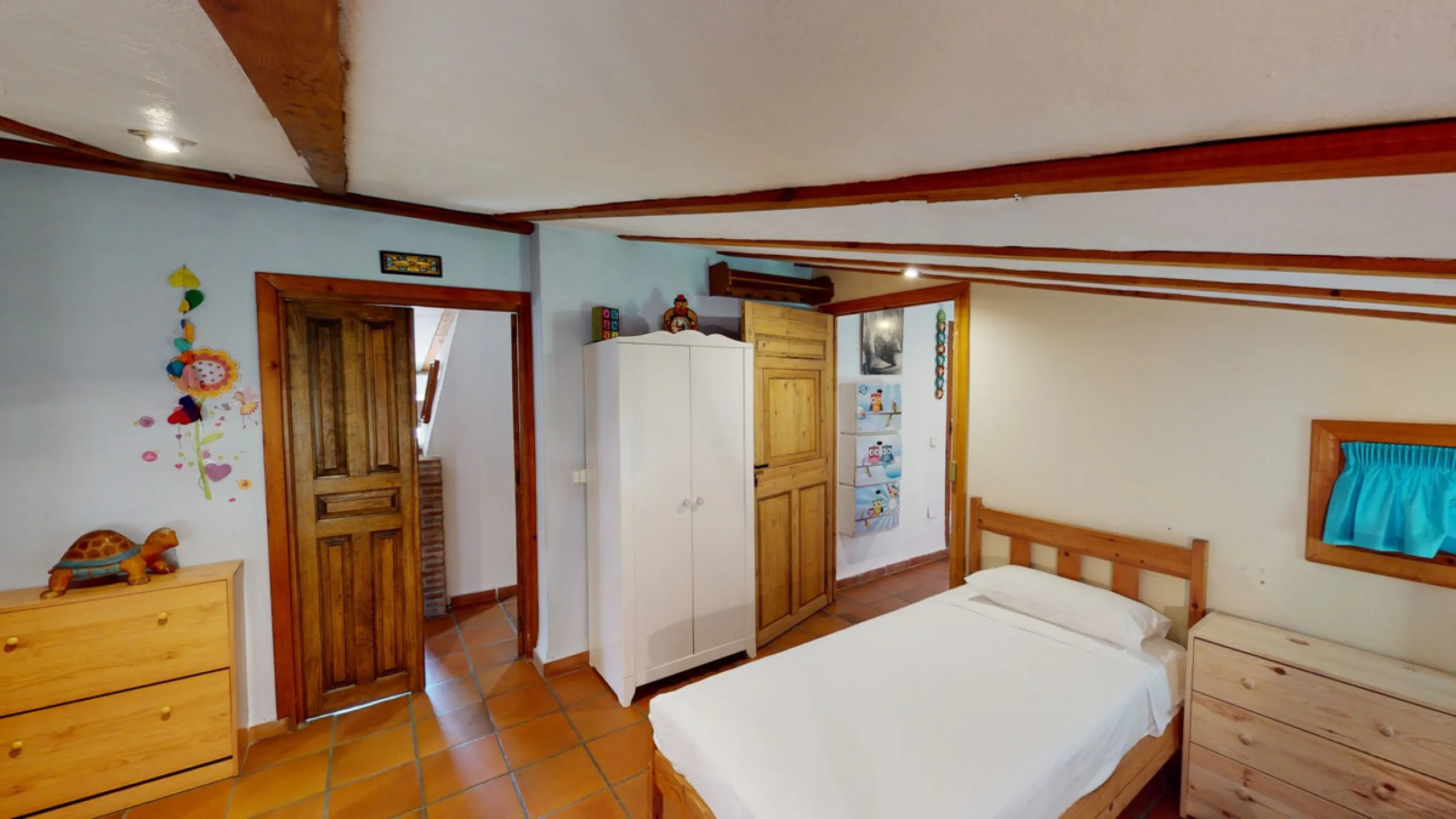 A property with charm, soul and tradition, surrounded by nature on all four sides and with panoramic views to the southwest, the valley and the surrounding mountains. It consists of two floors. The current owner built it to his liking in 1996, with top qu