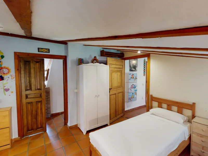 A property with charm, soul and tradition, surrounded by nature on all four sides and with panoramic views to the southwest, the valley and the surrounding mountains. It consists of two floors. The current owner built it to his liking in 1996, with top qu