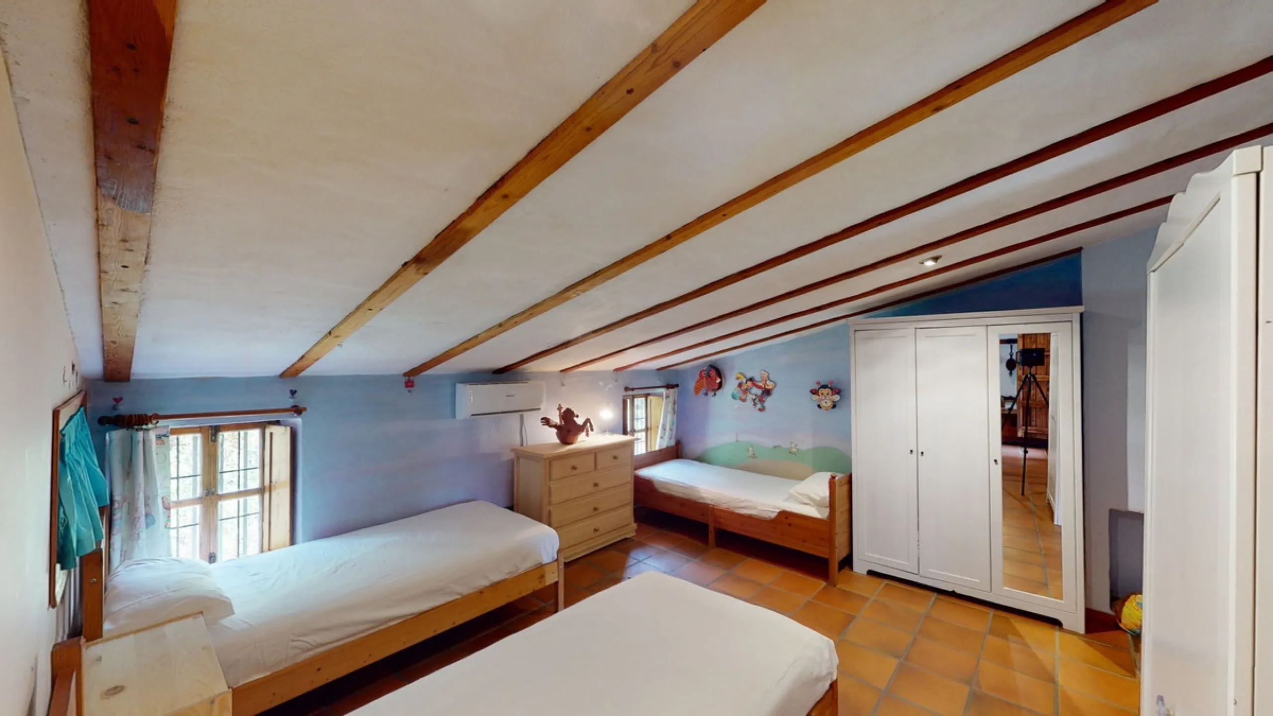 A property with charm, soul and tradition, surrounded by nature on all four sides and with panoramic views to the southwest, the valley and the surrounding mountains. It consists of two floors. The current owner built it to his liking in 1996, with top qu