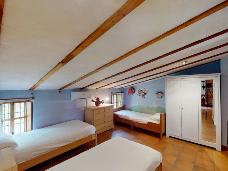 A property with charm, soul and tradition, surrounded by nature on all four sides and with panoramic views to the southwest, the valley and the surrounding mountains. It consists of two floors. The current owner built it to his liking in 1996, with top qu