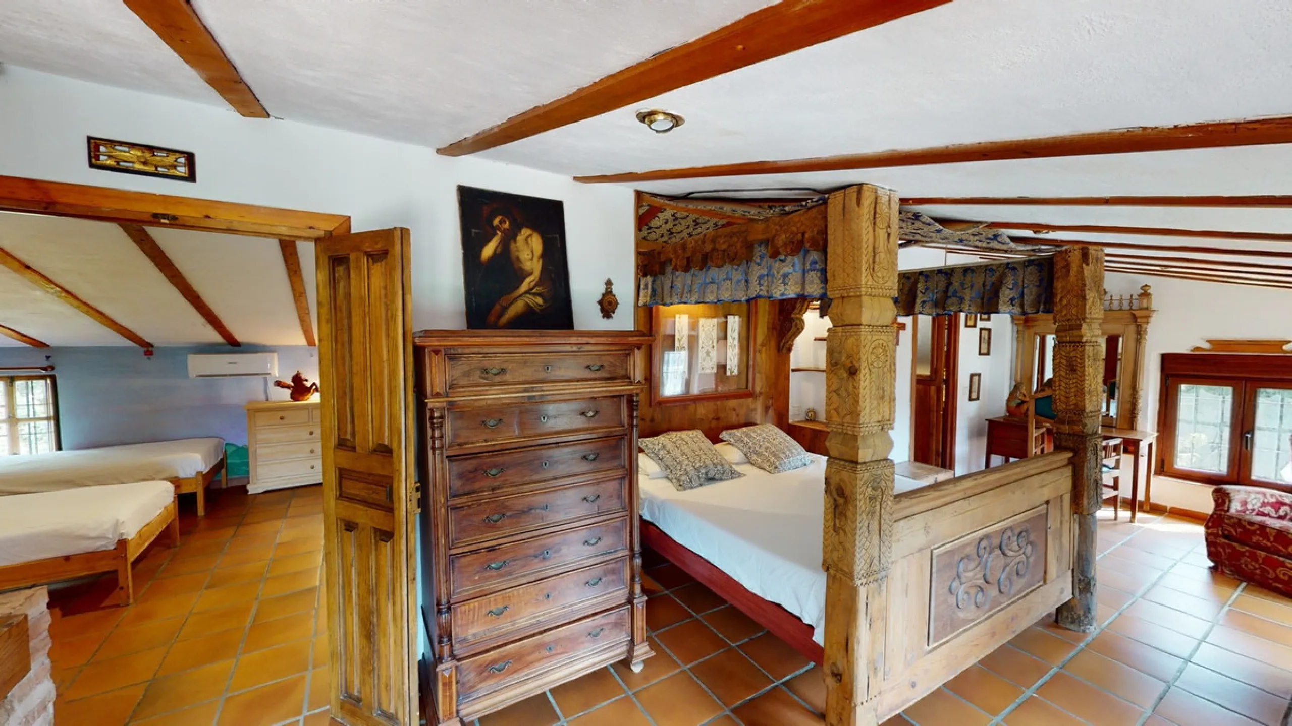 A property with charm, soul and tradition, surrounded by nature on all four sides and with panoramic views to the southwest, the valley and the surrounding mountains. It consists of two floors. The current owner built it to his liking in 1996, with top qu