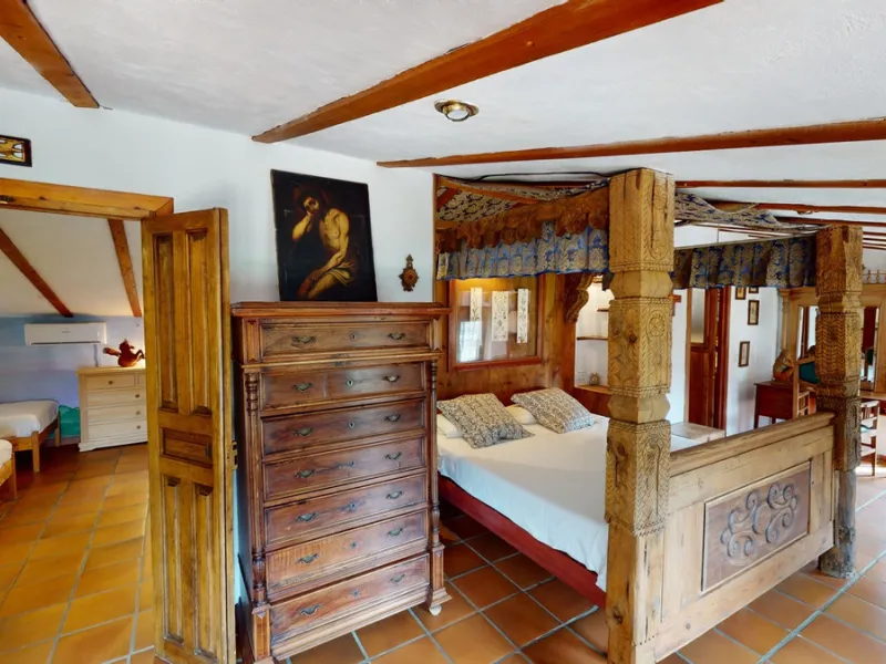 A property with charm, soul and tradition, surrounded by nature on all four sides and with panoramic views to the southwest, the valley and the surrounding mountains. It consists of two floors. The current owner built it to his liking in 1996, with top qu