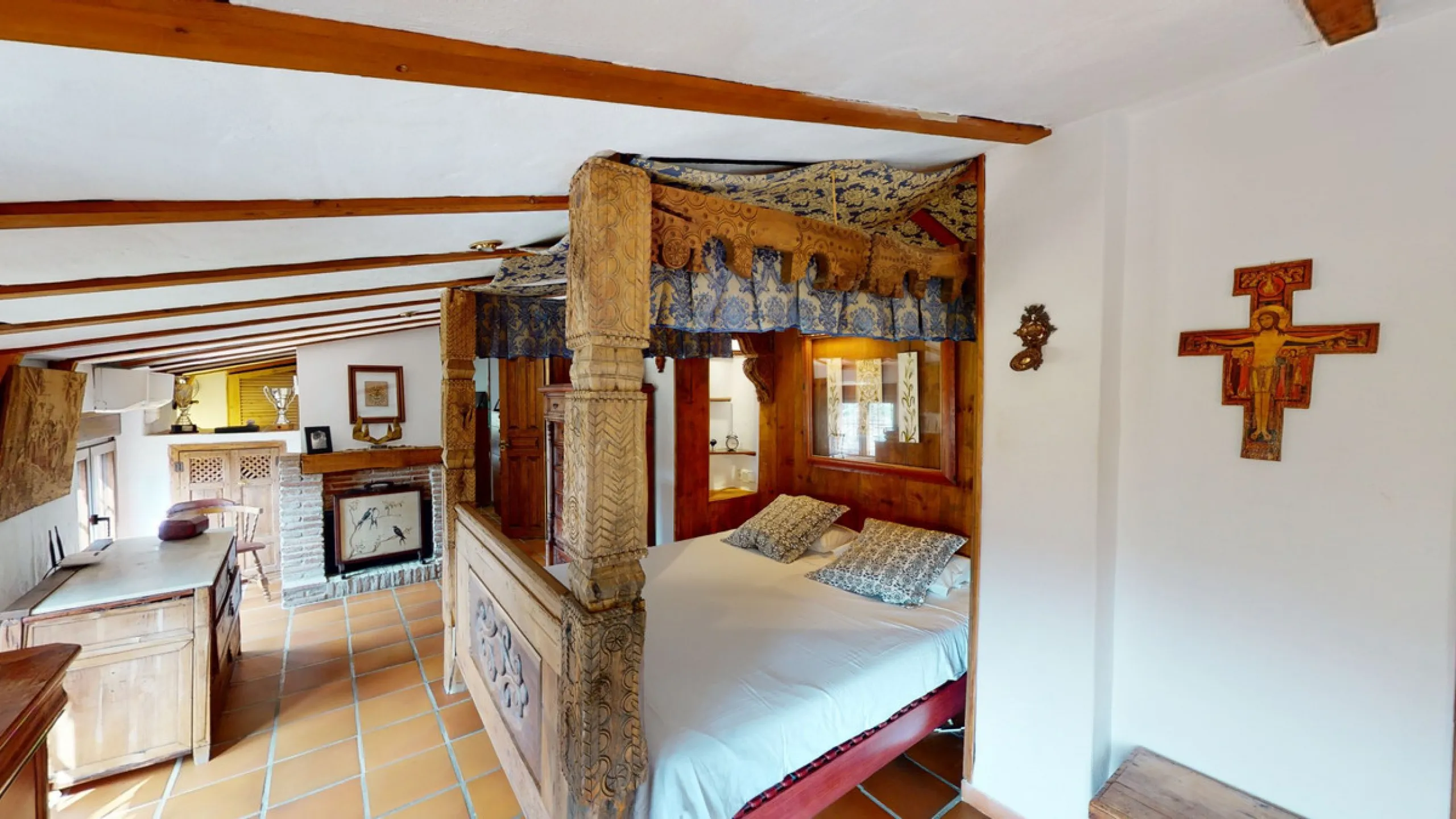 A property with charm, soul and tradition, surrounded by nature on all four sides and with panoramic views to the southwest, the valley and the surrounding mountains. It consists of two floors. The current owner built it to his liking in 1996, with top qu