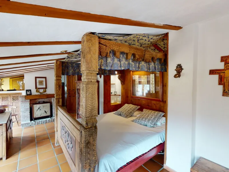 A property with charm, soul and tradition, surrounded by nature on all four sides and with panoramic views to the southwest, the valley and the surrounding mountains. It consists of two floors. The current owner built it to his liking in 1996, with top qu