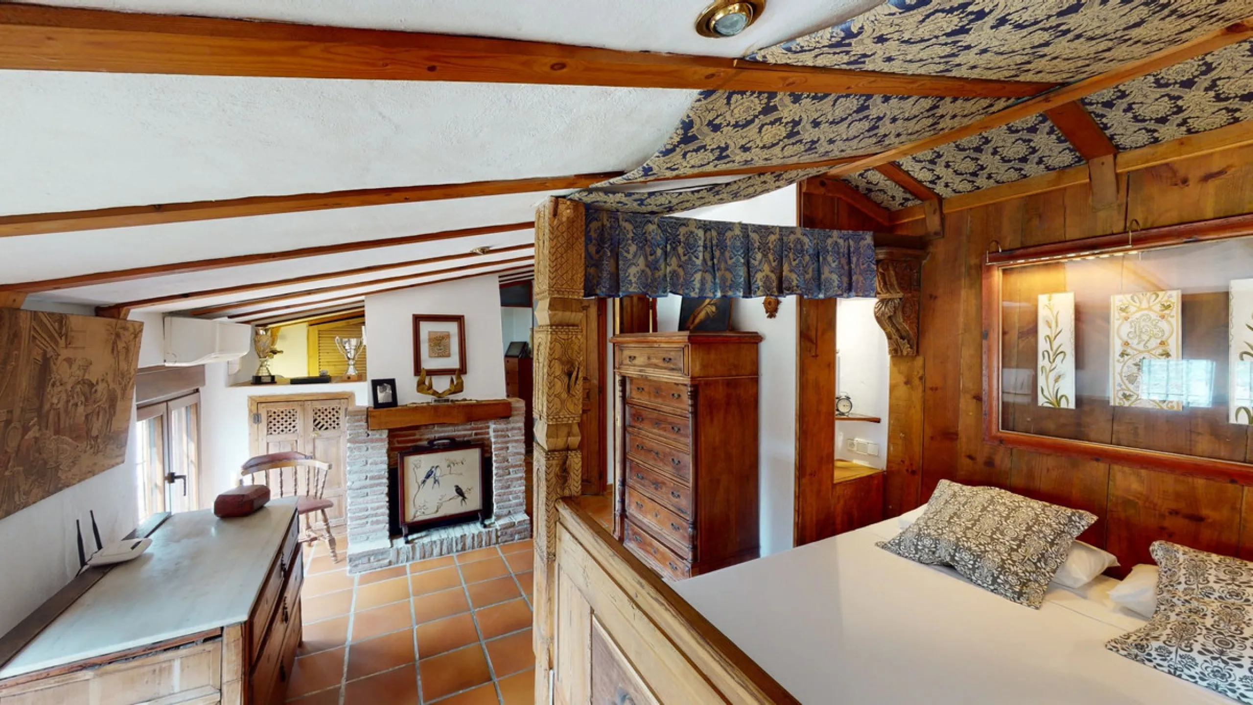 A property with charm, soul and tradition, surrounded by nature on all four sides and with panoramic views to the southwest, the valley and the surrounding mountains. It consists of two floors. The current owner built it to his liking in 1996, with top qu