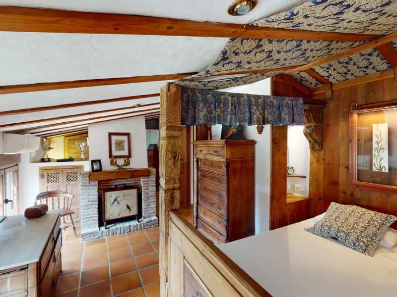 A property with charm, soul and tradition, surrounded by nature on all four sides and with panoramic views to the southwest, the valley and the surrounding mountains. It consists of two floors. The current owner built it to his liking in 1996, with top qu