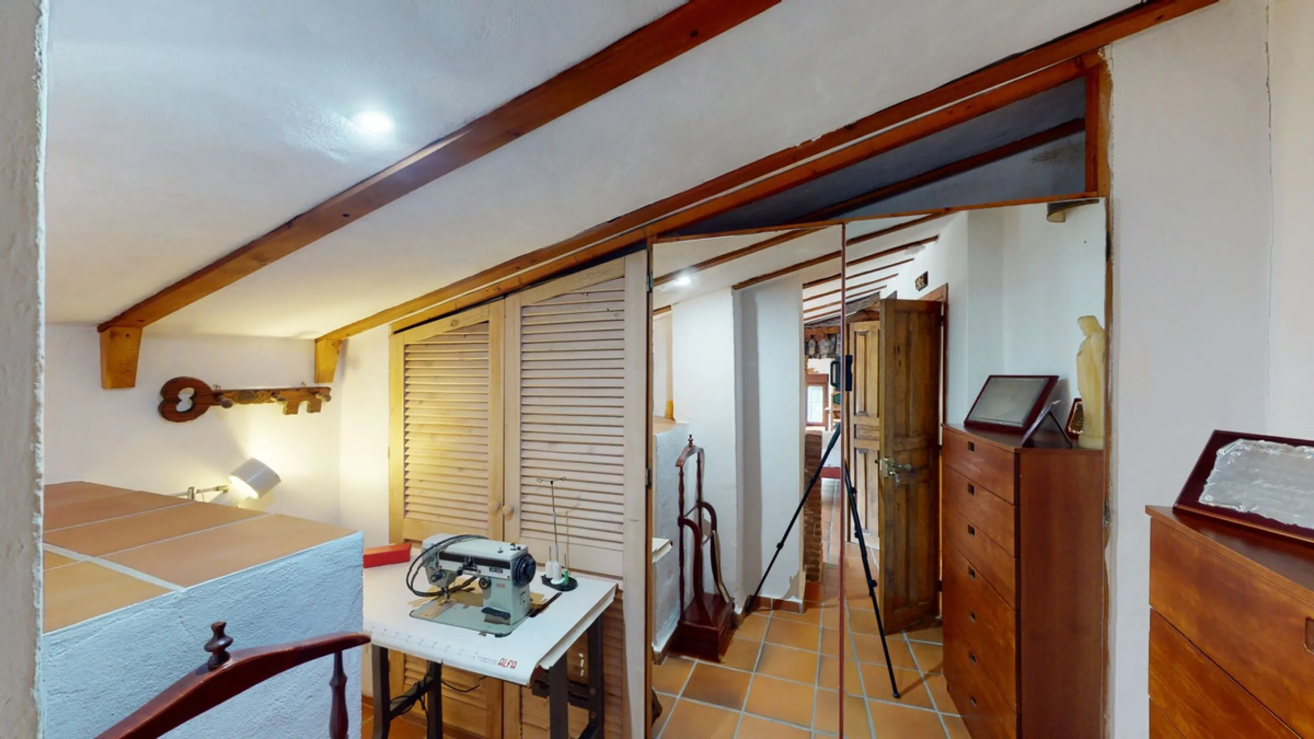 A property with charm, soul and tradition, surrounded by nature on all four sides and with panoramic views to the southwest, the valley and the surrounding mountains. It consists of two floors. The current owner built it to his liking in 1996, with top qu