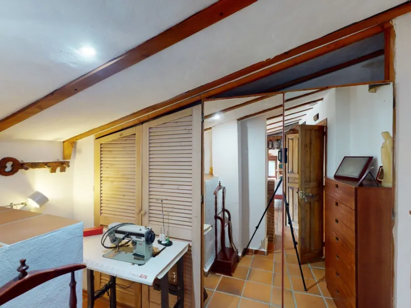 A property with charm, soul and tradition, surrounded by nature on all four sides and with panoramic views to the southwest, the valley and the surrounding mountains. It consists of two floors. The current owner built it to his liking in 1996, with top qu