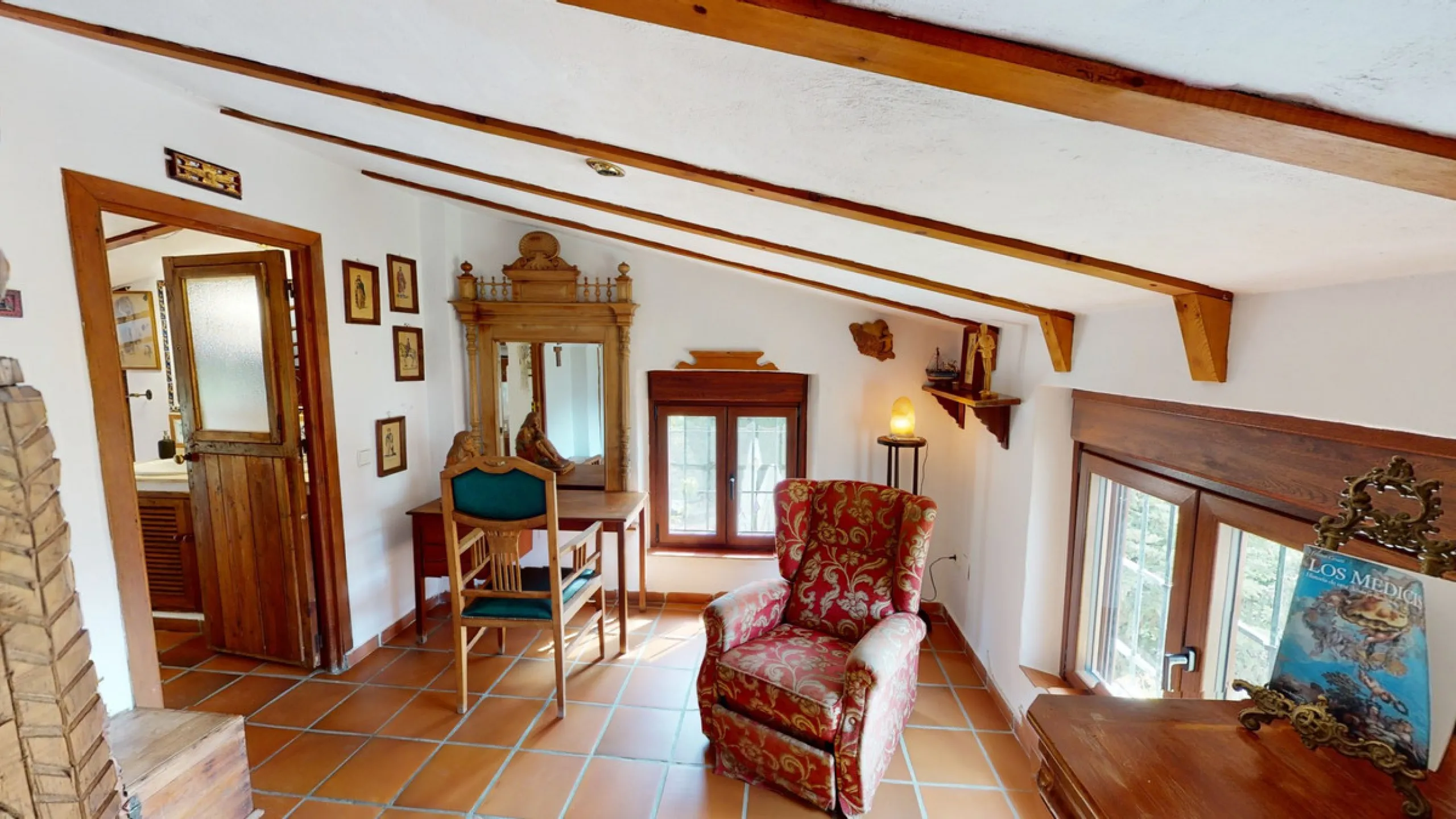 A property with charm, soul and tradition, surrounded by nature on all four sides and with panoramic views to the southwest, the valley and the surrounding mountains. It consists of two floors. The current owner built it to his liking in 1996, with top qu